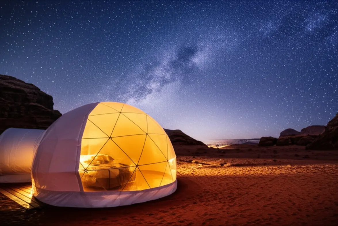 Hotel bolha de luxo no deserto de Wadi Musa sob céu estrelado.