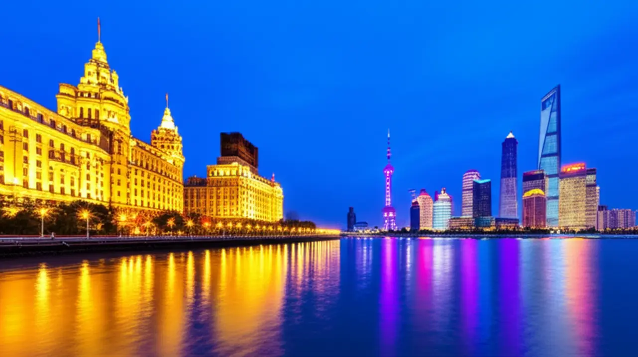 Vista panorâmica do Rio Huangpu com o contraste entre o clássico The Bund e o futurista skyline de Pudong em Xangai.