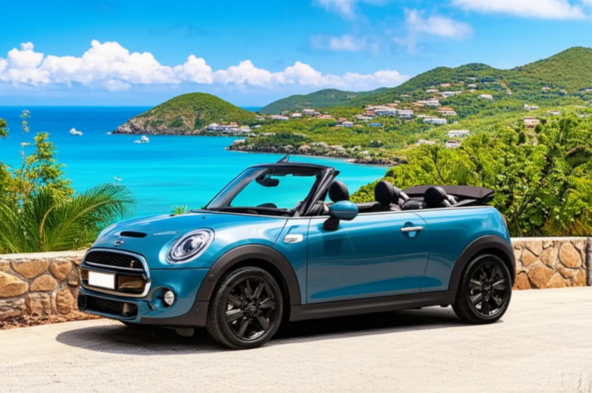 Carro Mini Cooper conversível em uma estrada cênica de St. Barth.
