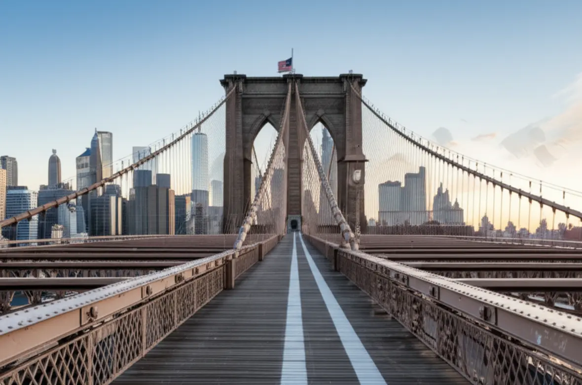 Caminho de madeira da Ponte do Brooklyn vazio ao amanhecer com Manhattan ao fundo.