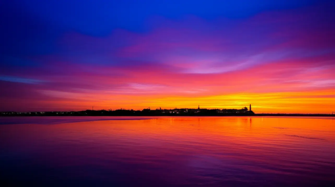 Vista panorâmica do pôr do sol em Colonia del Sacramento no Uruguai.