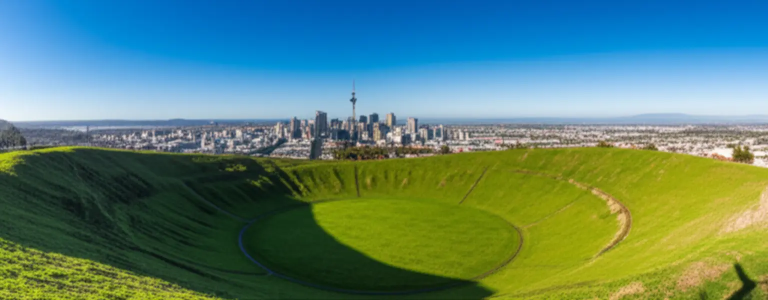 Vista aérea da cratera do vulcão Mount Eden com o horizonte de Auckland ao fundo.