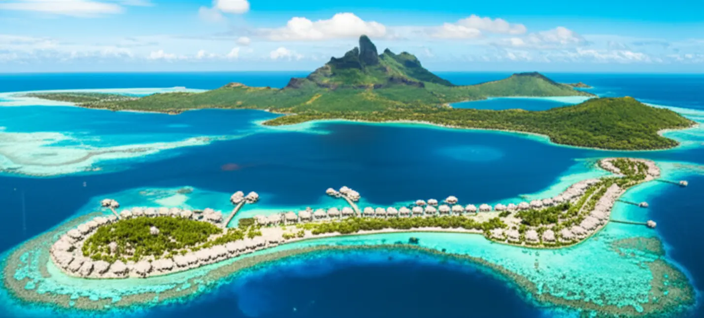 Visão aérea detalhada da lagoa azul e o Monte Otemanu em Bora Bora.