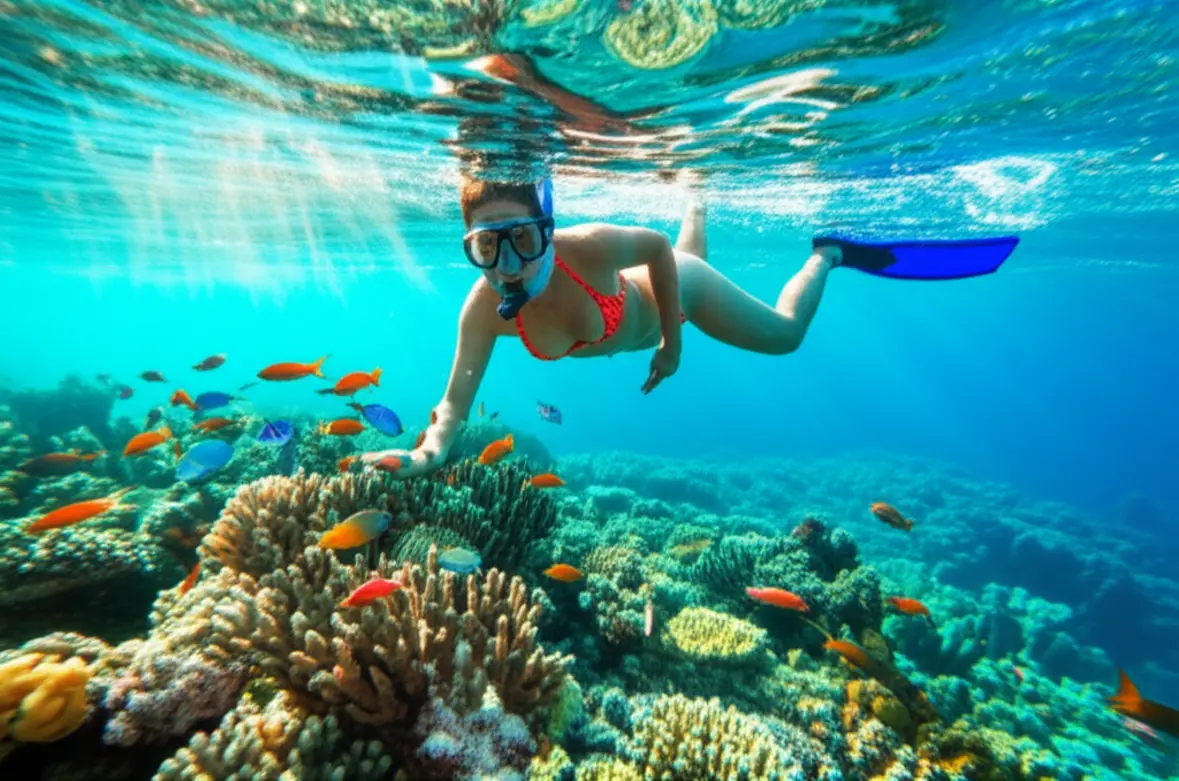 Pessoa mergulhando nas águas cristalinas da Lagoa de Muri em Rarotonga.