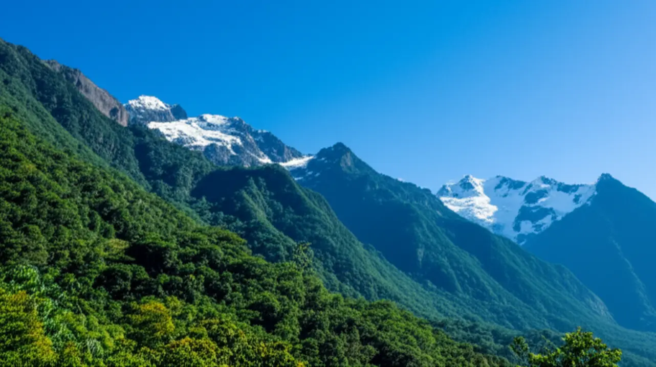 Vista panorâmica da Sierra Nevada de Santa Marta com montanhas e vegetação tropical.