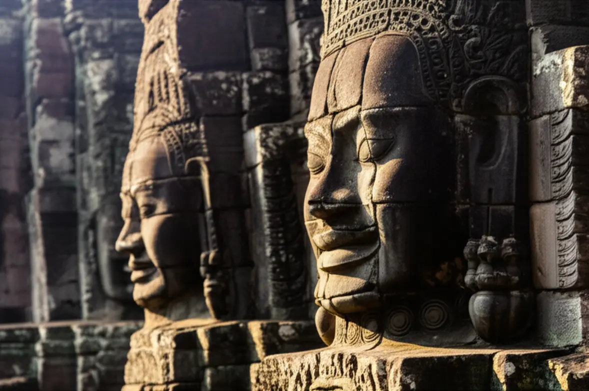 Close nos rostos de pedra do Templo Bayon em Siem Reap, Camboja.