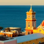 Panorâmica de Puerto Vallarta com a Paróquia de Nossa Senhora de Guadalupe e o mar ao fundo.
