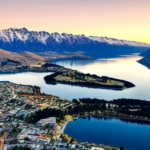 Vista panorâmica de Queenstown com o Lago Wakatipu e as montanhas The Remarkables ao pôr do sol.