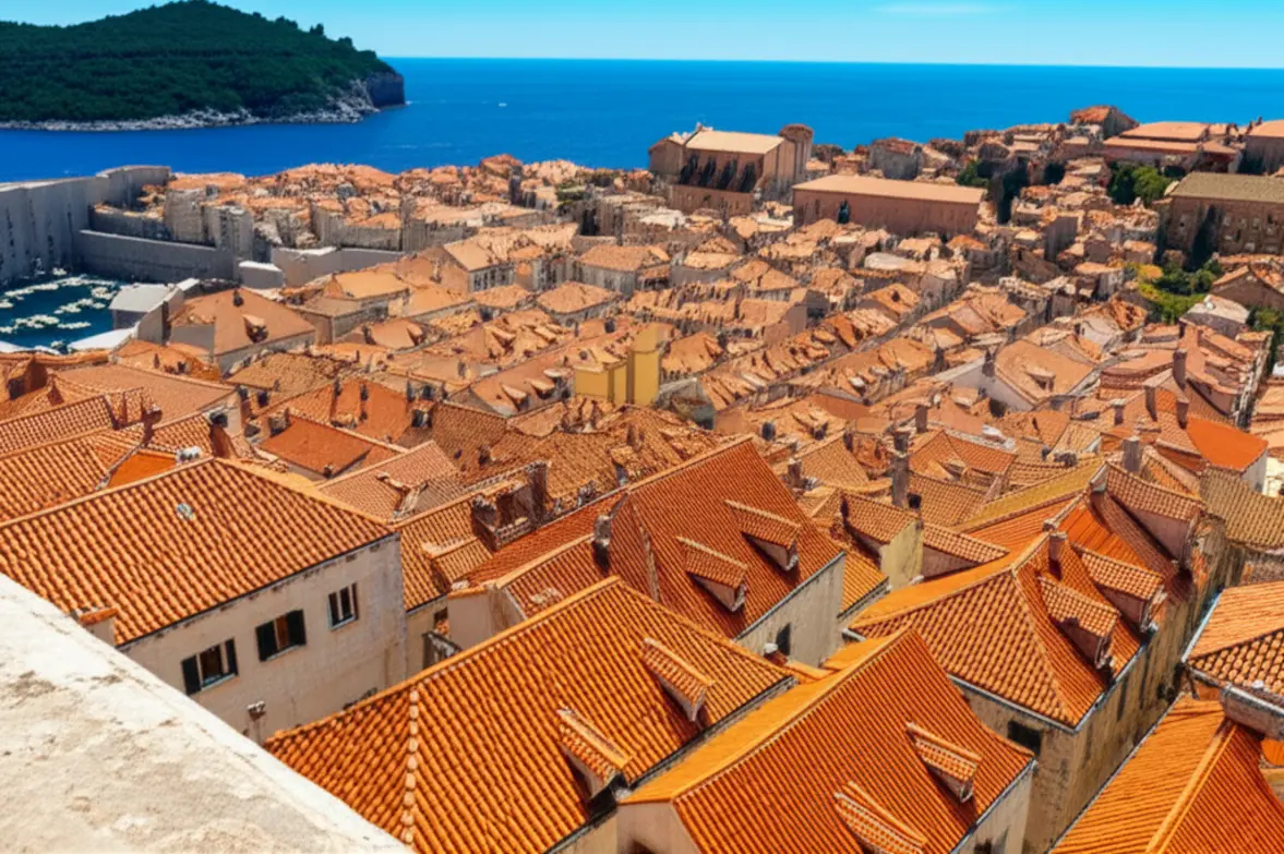 Turista caminhando sobre as muralhas de Dubrovnik com vista para a cidade velha e o mar.