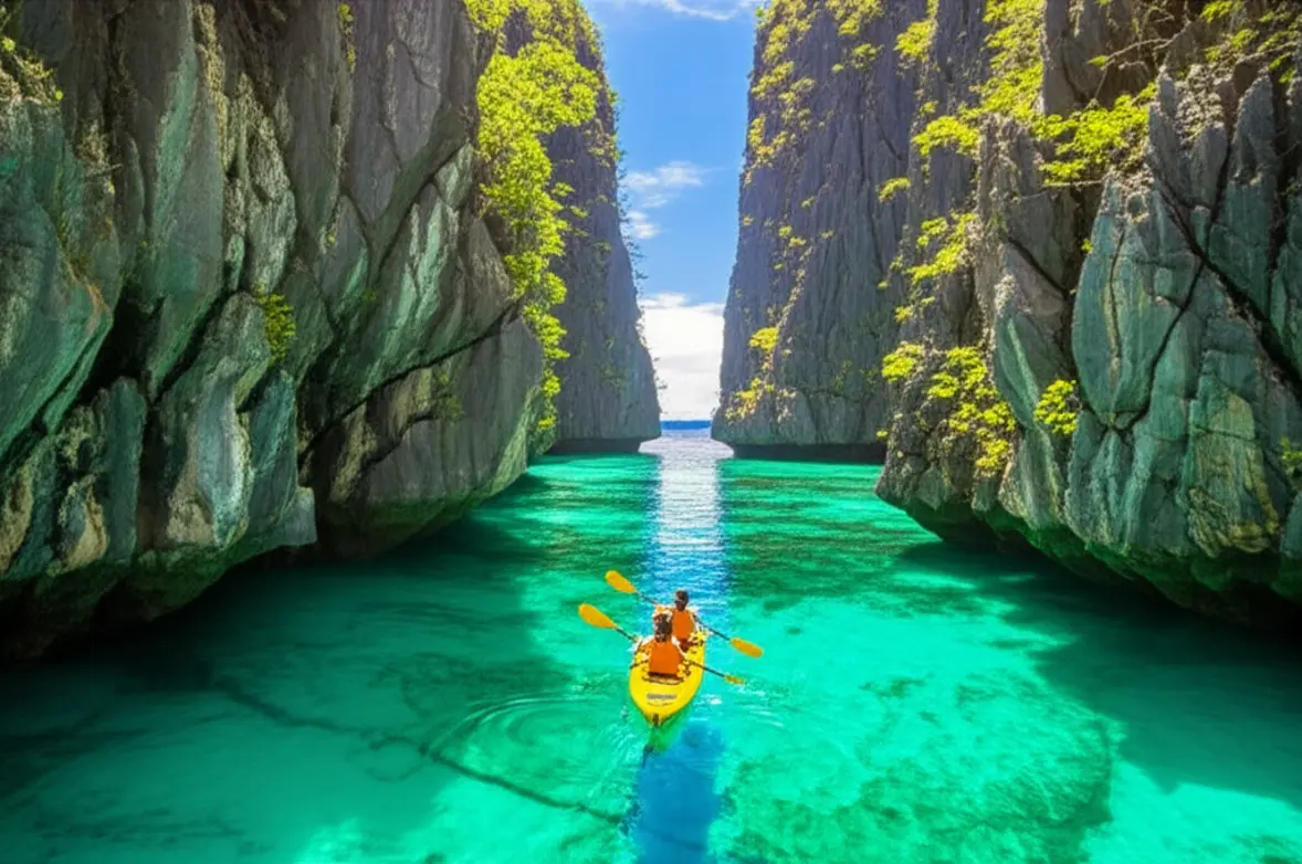 Pessoas em caiaques amarelos navegando pelas águas da Big Lagoon em El Nido.