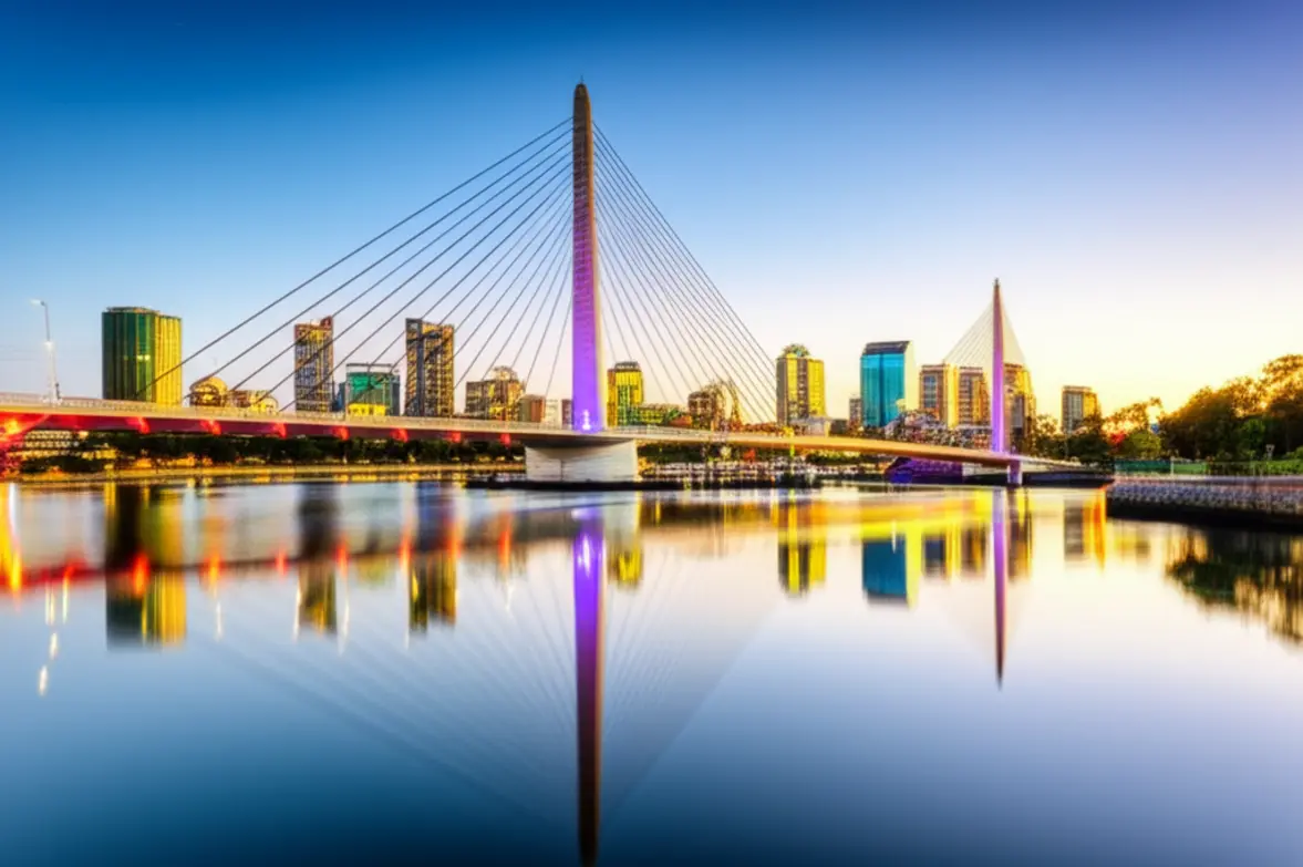 A moderna ponte suspensa de Elizabeth Quay no Rio Swan ao pôr do sol.