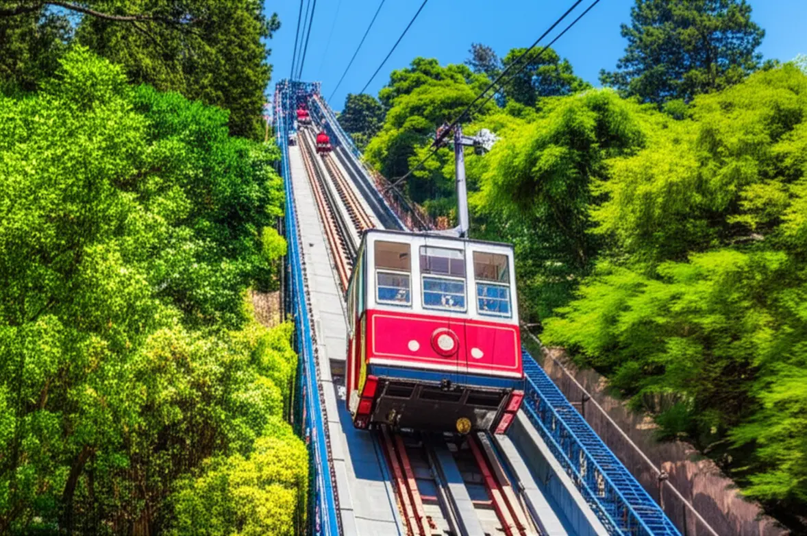 Funicular vermelho subindo o Cerro San Cristóbal em Santiago.