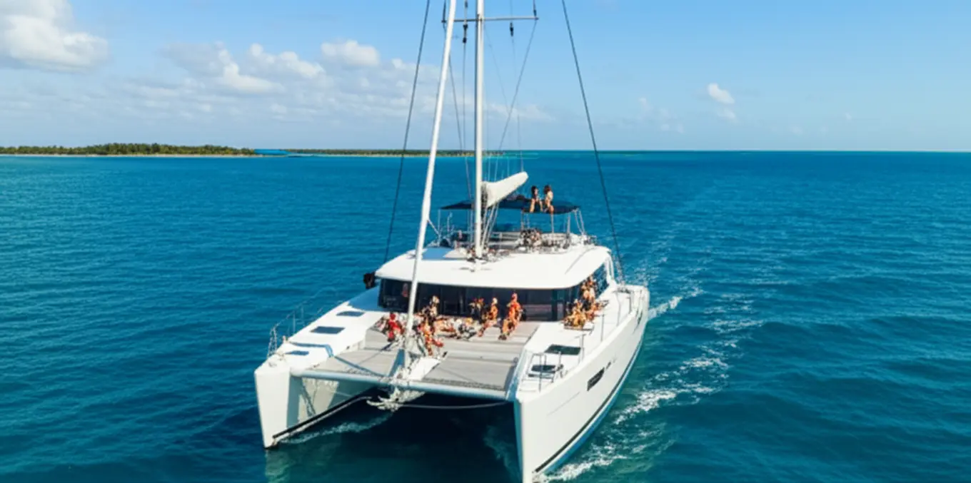Catamarã navegando em mar aberto em direção a Cayo Blanco em Varadero.