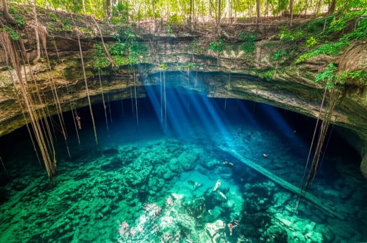 O deslumbrante Cenote Azul com águas cristalinas cercado por selva verde.