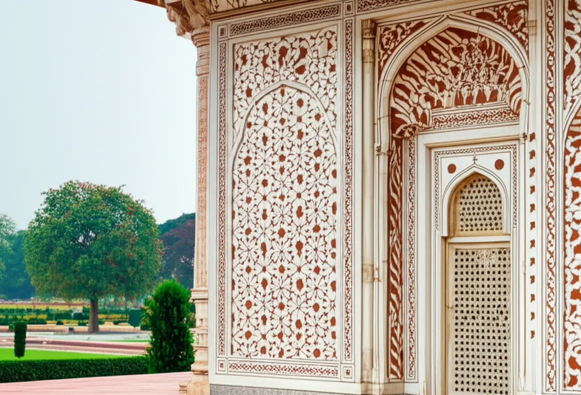 O túmulo de Itimad-ud-Daulah, conhecido como Baby Taj, exibindo seus detalhes em mármore.