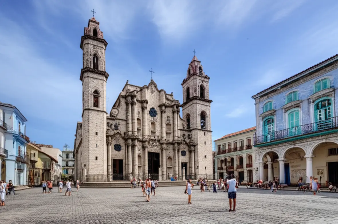 Vista panorâmica da Plaza de la Catedral em Havana com turistas caminhando.