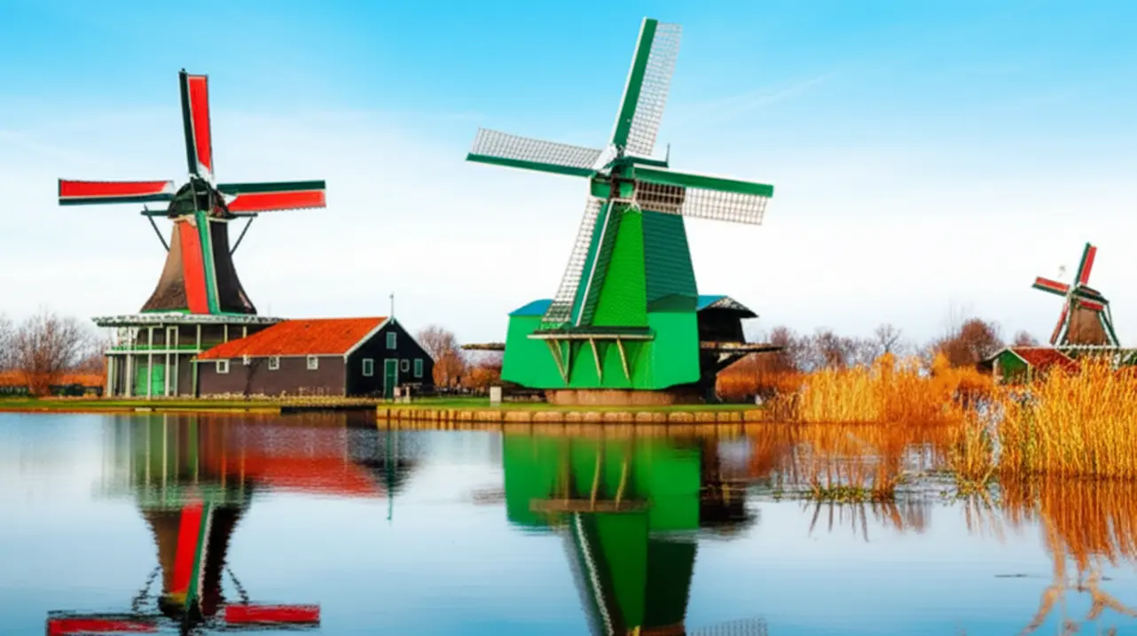 Moinhos de vento históricos em Zaanse Schans sob o sol da manhã.