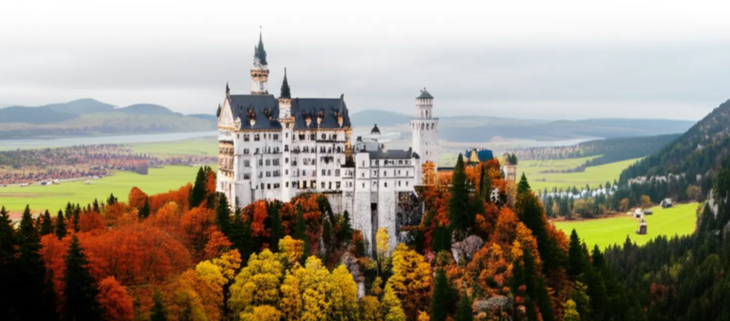 O Castelo de Neuschwanstein cercado pelas montanhas dos Alpes Bávaros.