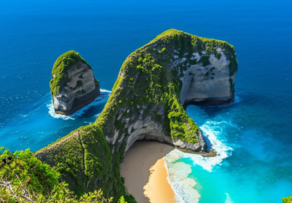 Vista panorâmica da Kelingking Beach em Nusa Penida, Bali.