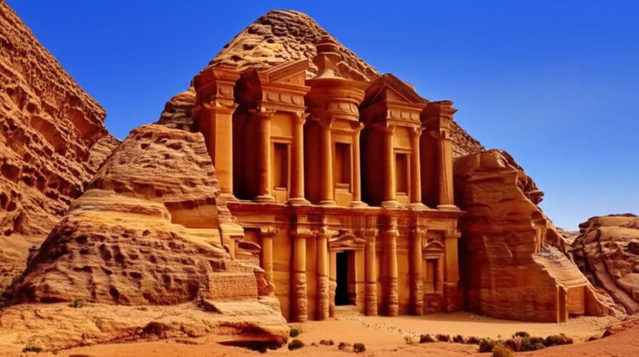 O imponente Monastério Ad Deir esculpido na montanha em Petra.