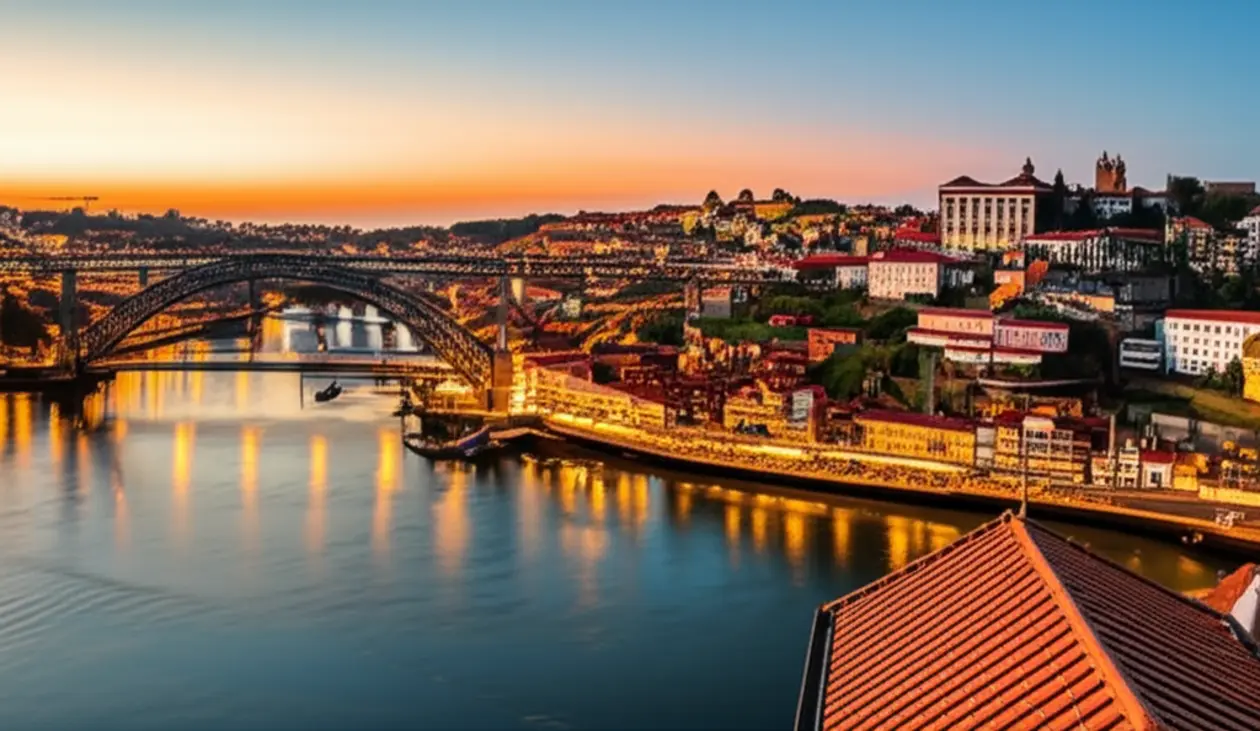 Vista panorâmica da Ponte Dom Luís I e do Rio Douro ao pôr do sol.