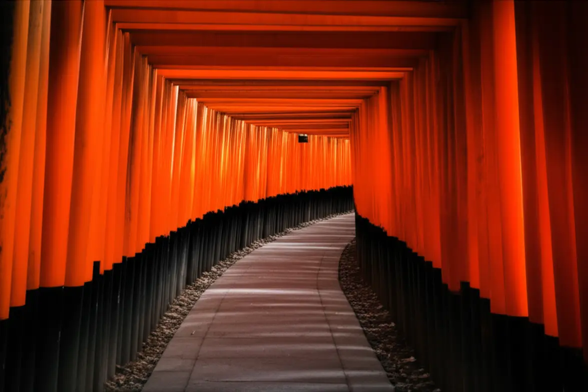Os icônicos portais torii vermelhos do santuário Fushimi Inari em Quioto.
