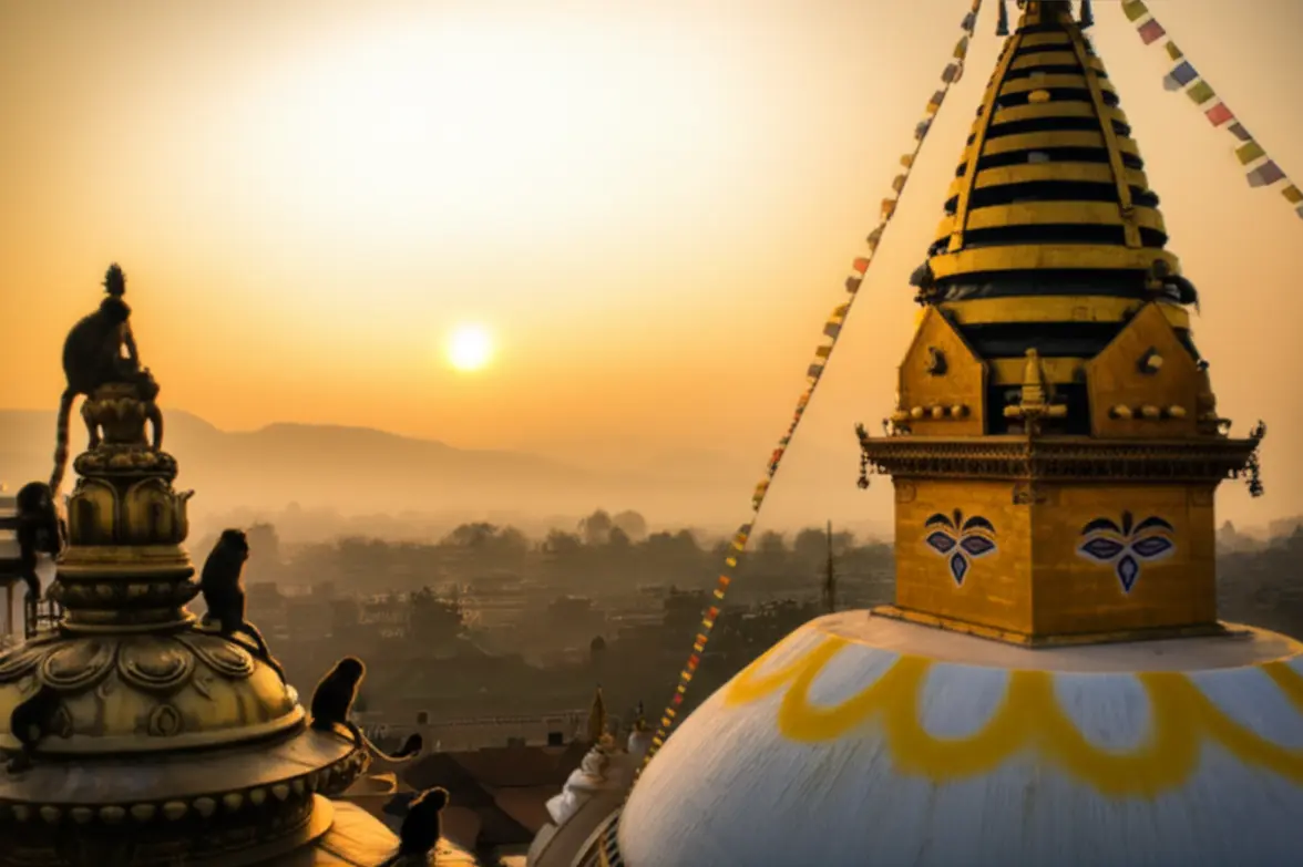 Vista aérea de Catmandu ao pôr do sol a partir do templo Swayambhunath.