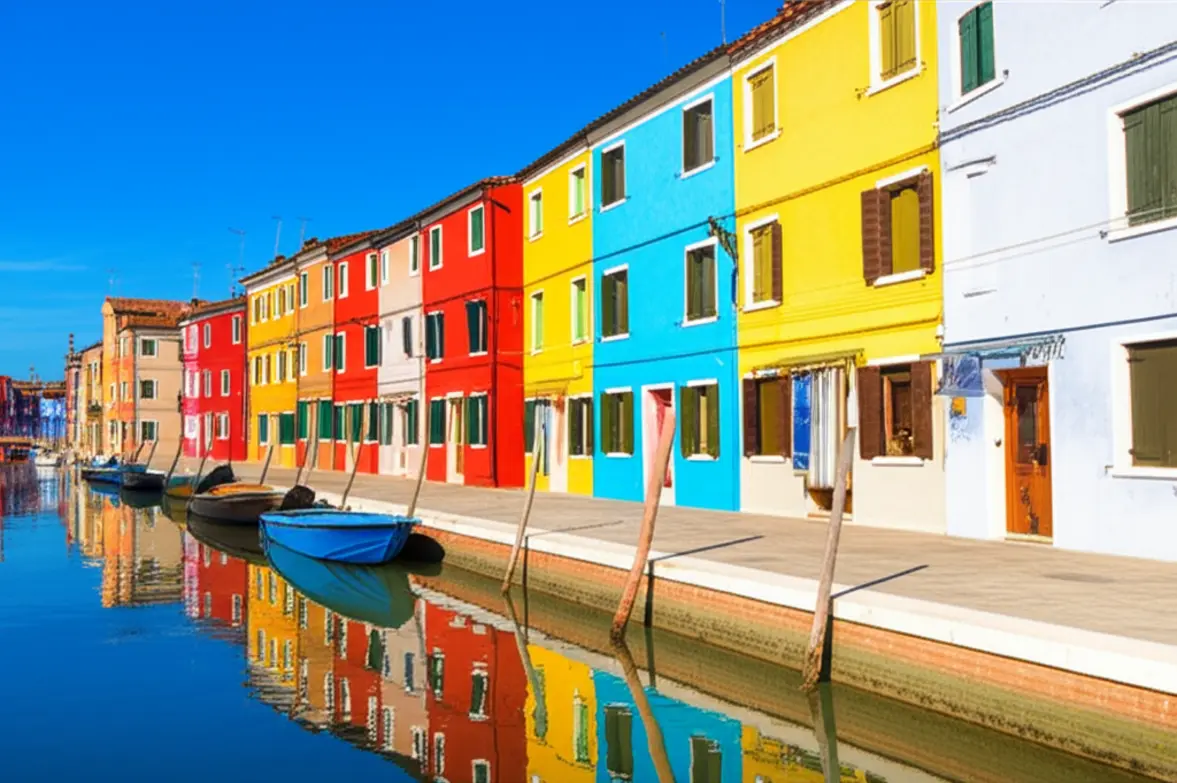Casas coloridas e vibrantes na ilha de Burano, Veneza, refletidas na água do canal.