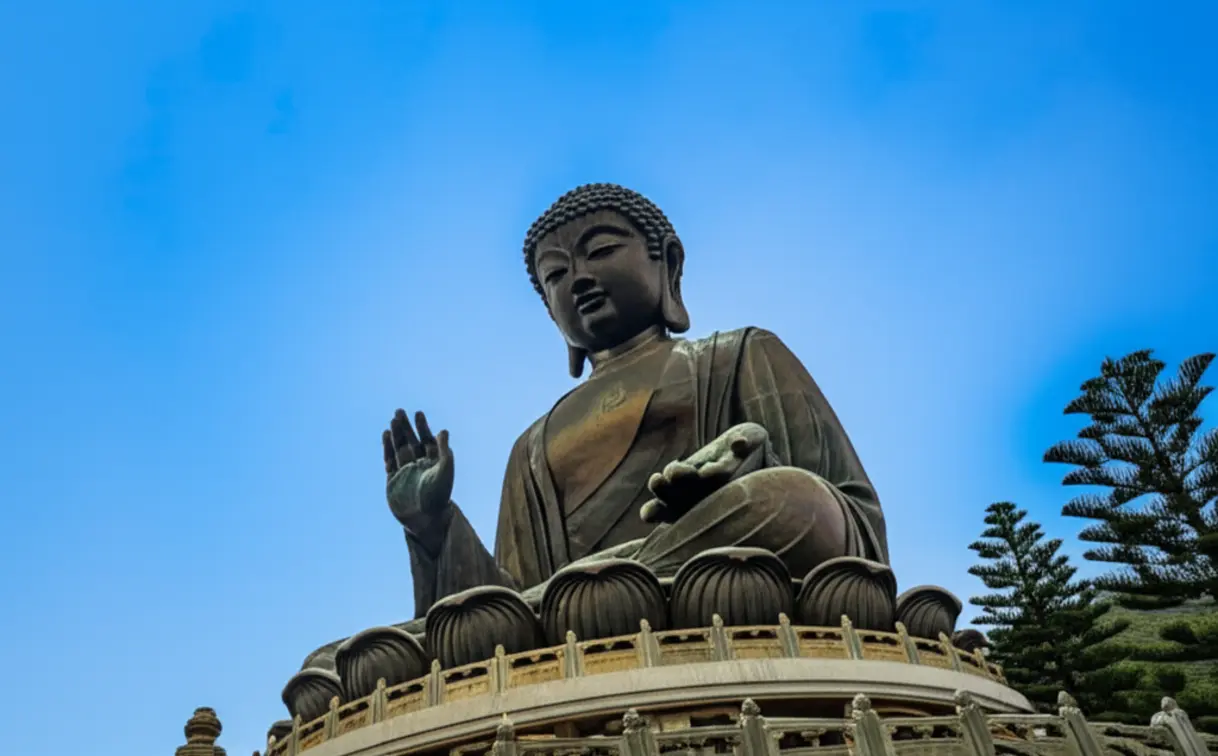 Estátua do Grande Buda sentado em uma montanha na Ilha de Lantau em Hong Kong.