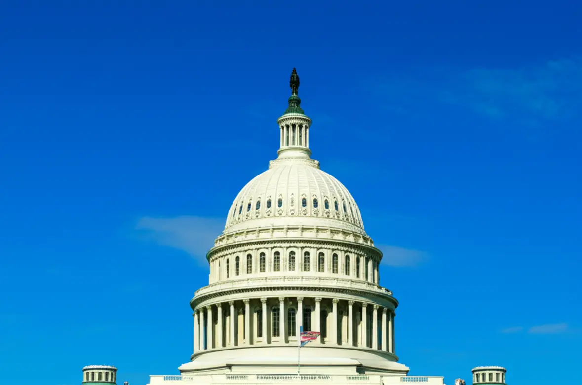 O Capitólio dos Estados Unidos em um dia ensolarado.