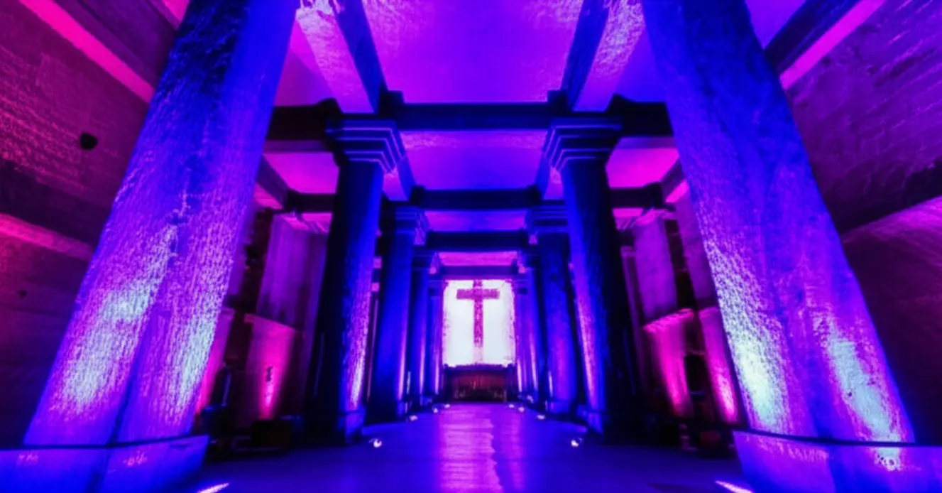 A impressionante cruz iluminada dentro da Catedral de Sal de Zipaquirá.