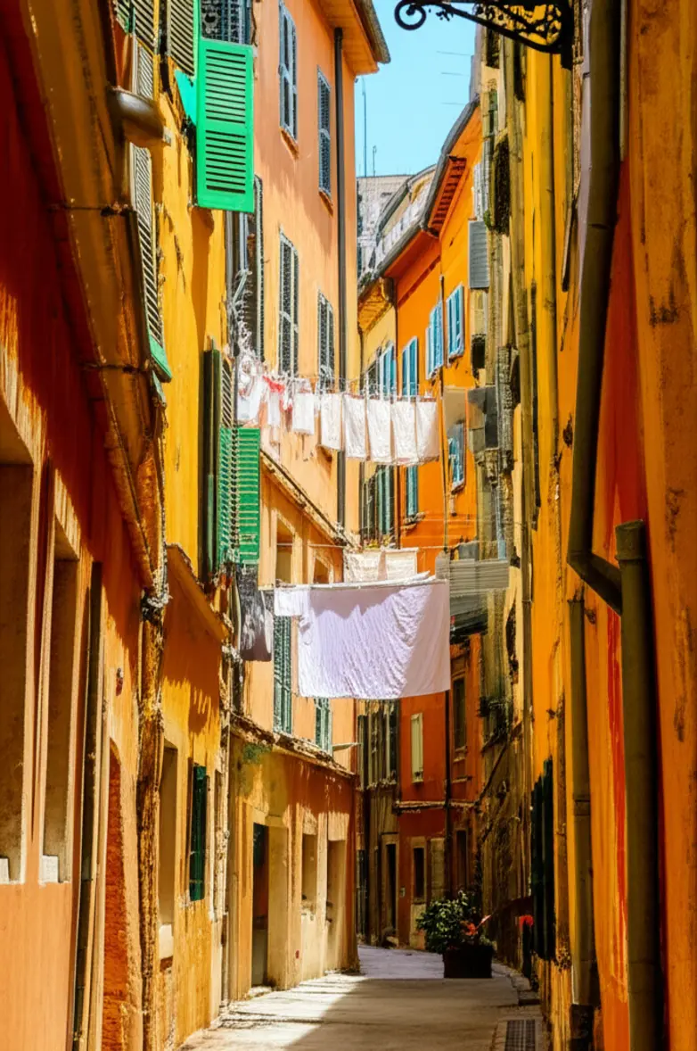 Rua estreita com prédios coloridos e arquitetura antiga em Vieux Nice.