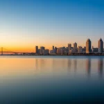 Vista panorâmica do skyline de San Diego e da Baía de San Diego ao pôr do sol.