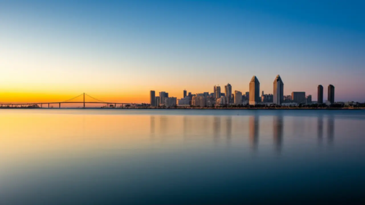 Vista panorâmica do skyline de San Diego e da Baía de San Diego ao pôr do sol.