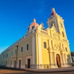 Fachada histórica da Catedral de Santo Domingo ao entardecer.
