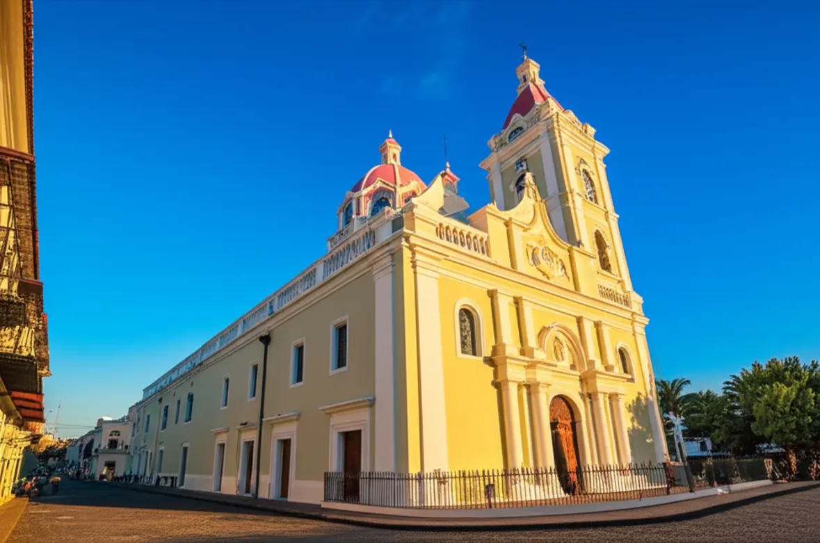 Fachada histórica da Catedral de Santo Domingo ao entardecer.