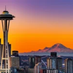 O horizonte de Seattle com o Space Needle e o Mount Rainier ao fundo.
