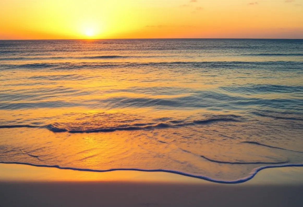 Pôr do sol tranquilo em uma praia calma de Cancún transmitindo segurança.