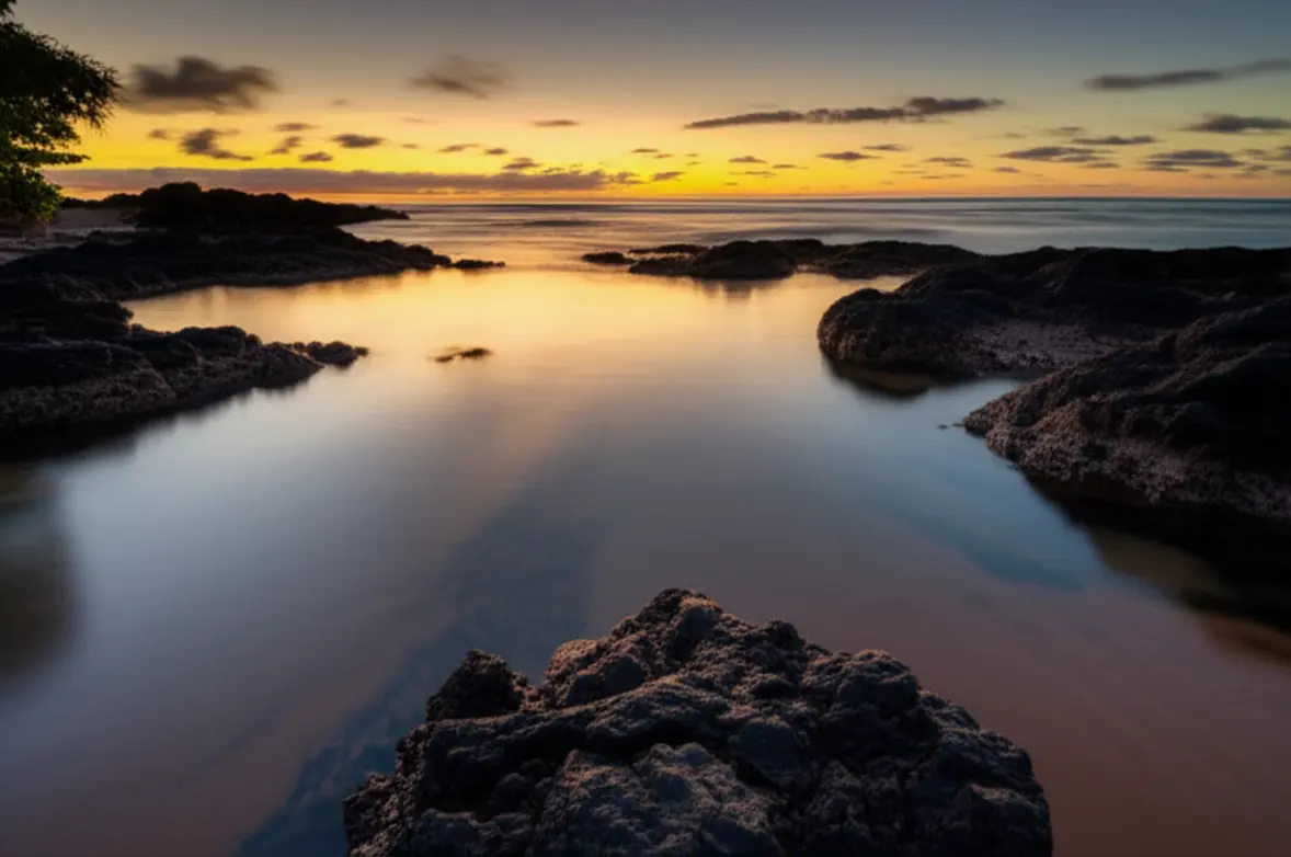 Pôr do sol dourado na praia de Black Rock em Rarotonga.