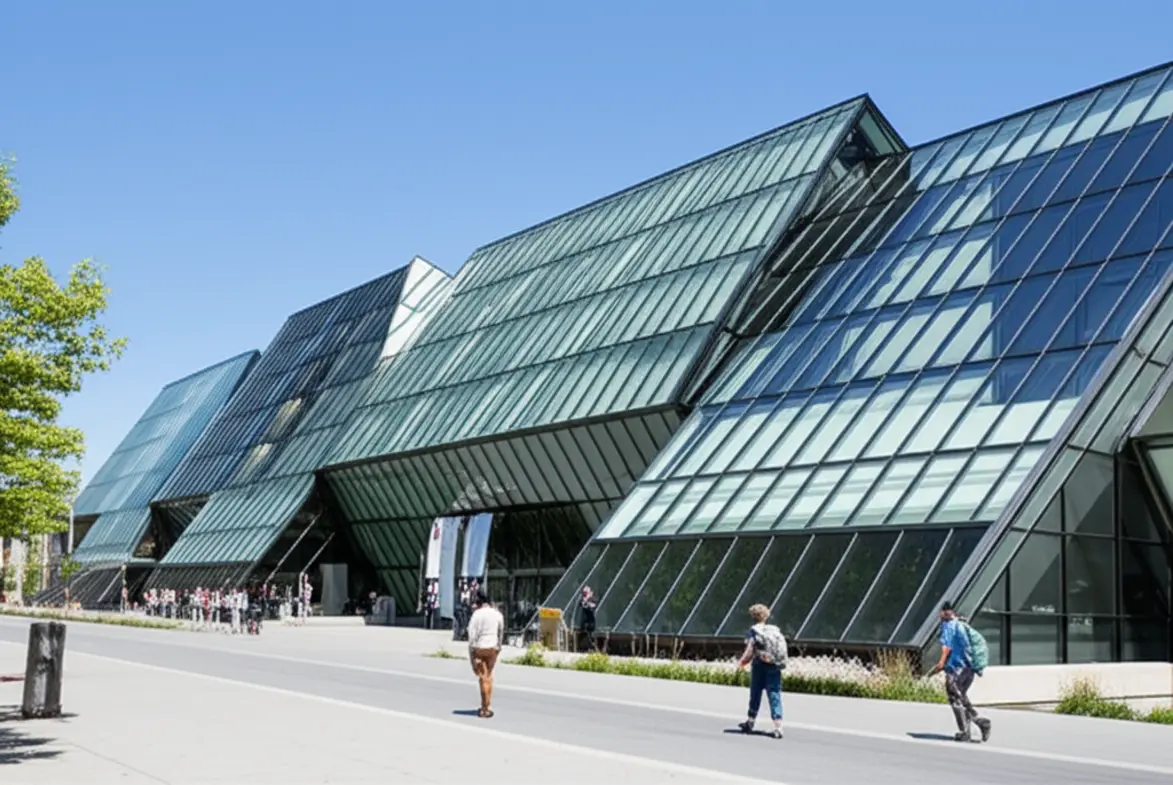 Turistas sorridentes consultando um mapa digital em frente à arquitetura moderna do Royal Ontario Museum.