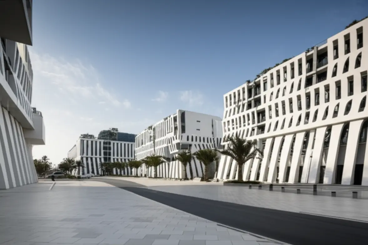 Rua limpa e moderna em Msheireb Downtown Doha evidenciando segurança e organização.