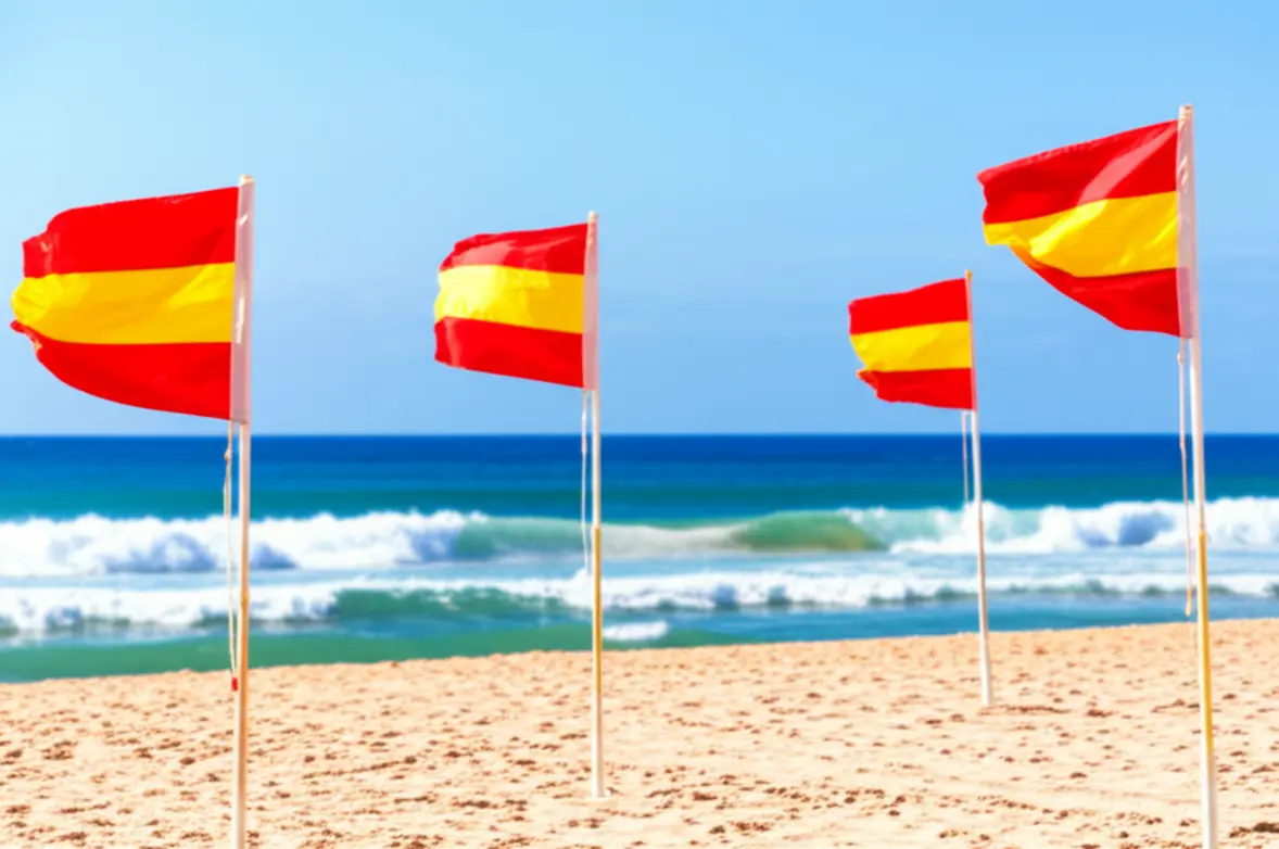 Bandeiras vermelhas e amarelas de segurança em uma praia de Sydney.