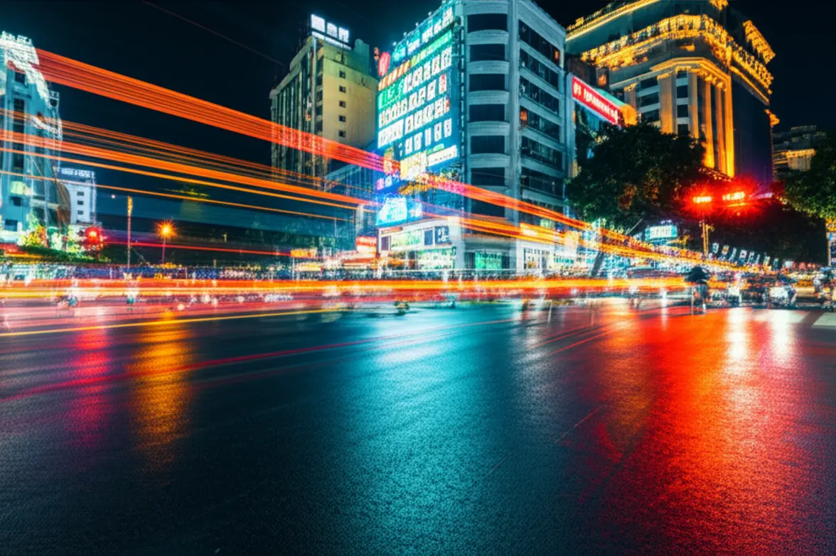 Trânsito de motos em Hanói com efeito de longa exposição à noite.