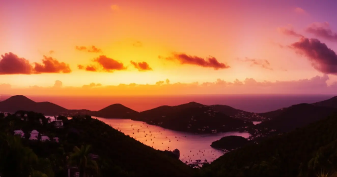 Vista panorâmica do pôr do sol em Shirley Heights olhando para English Harbour em Antígua.