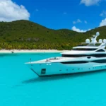 Vista aérea luxuosa de St. Barth com iates e águas cristalinas.