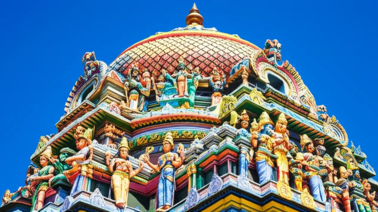 Fachada multicolorida e ricamente detalhada do Templo Hindu Sri Siva Subramaniya em Nadi.