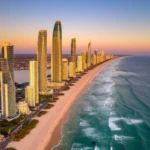 Vista icônica da orla de Gold Coast com arranha-céus e mar azul sob o sol.