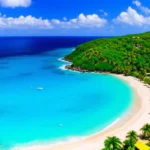 Vista aérea de uma praia paradisíaca em Antígua com águas cristalinas e areia branca.