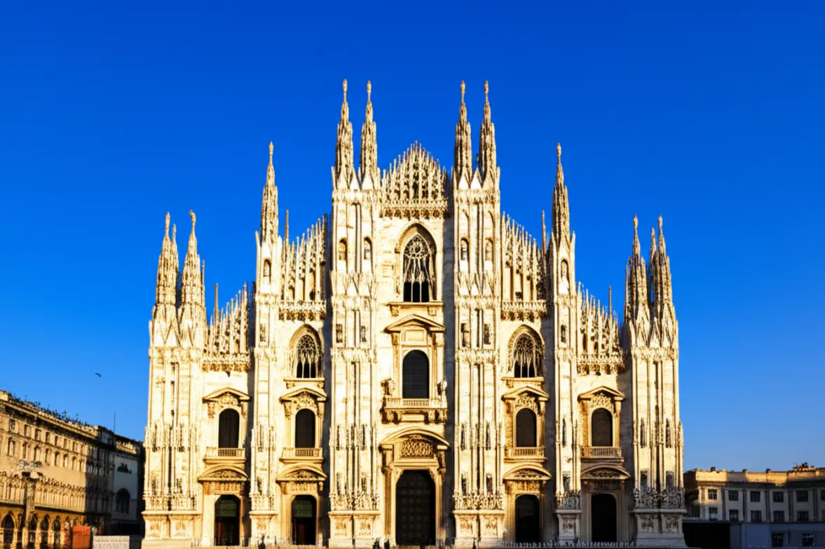 Vista frontal da Catedral de Milão (Duomo) em um dia ensolarado com céu limpo.