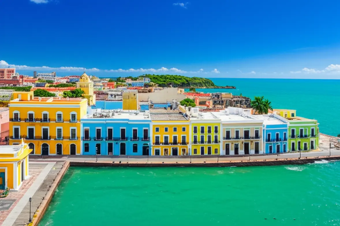 Vista panorâmica da orla de San Juan com prédios coloridos e mar azul.